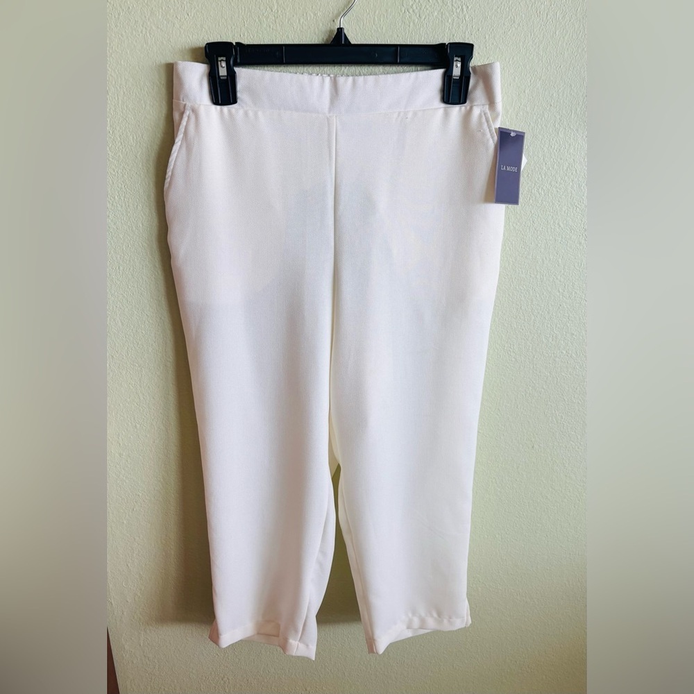 New with Tags!!! La Mode Off White Cropped Capri Pants Size: Medium